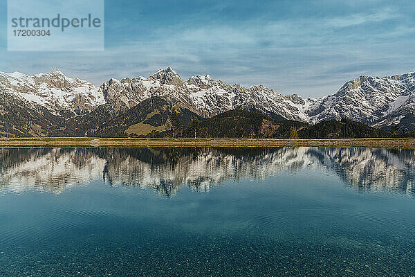 Spiegelung des Hochkonigs im Wasser im Salzburger Land  Österreich