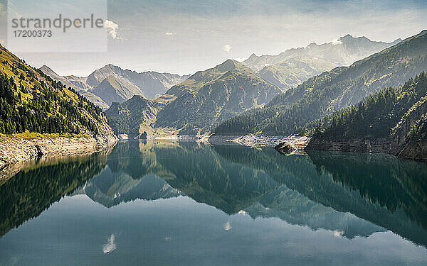 Blick auf den Luzzone See mit den Adula Alpen im Hintergrund im Tessin  Schweiz