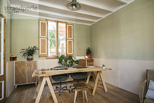 Leeres Büro mit Stühlen und Holztisch in der Werkstatt