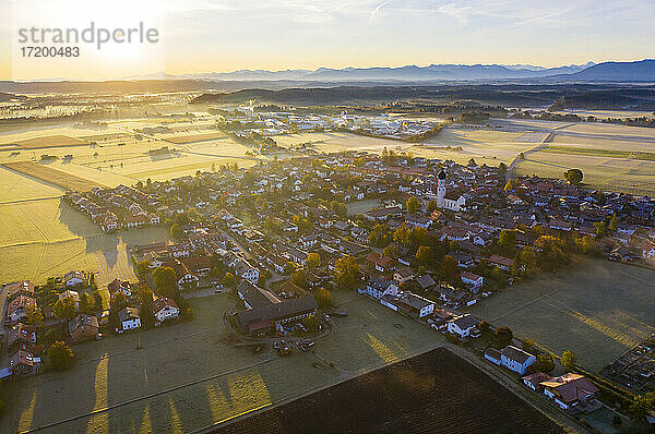 Deutschland  Bayern  Luftbild von Geretsried bei Sonnenaufgang