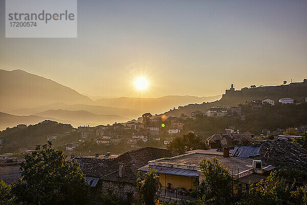 Stadt bei Sonnenaufgang in Gjirokaster  Albanien