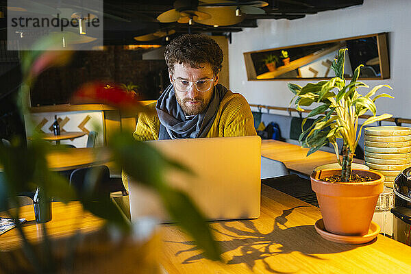 Geschäftsmann arbeitet an einem Laptop in einem Cafe