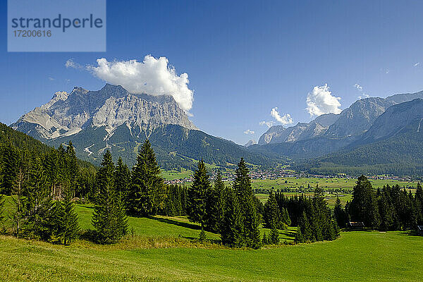 Malerisches Bergtal im Sommer