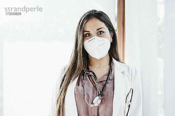 Ärztin mit Gesichtsschutzmaske im Krankenhaus