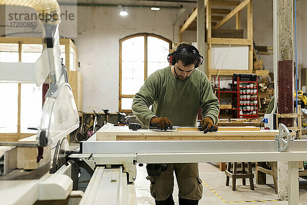 Handwerker an der Werkbank in der Industrie