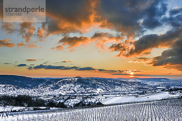 Deutschland  Baden Württemberg  Remstal  Luftaufnahme einer winterlichen Berglandschaft bei Sonnenaufgang