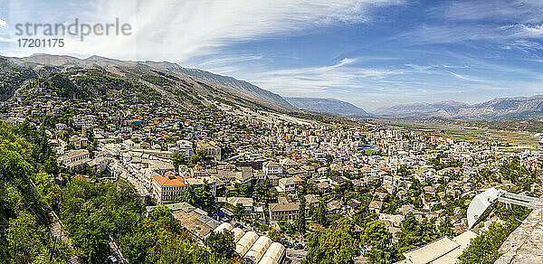 Panoramablick auf die Altstadt vor blauem Himmel in Gjirokaster  Albanien