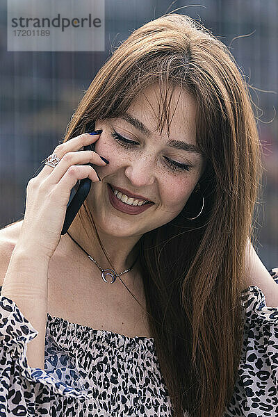 Schöne Frau im Gespräch mit dem Mobiltelefon