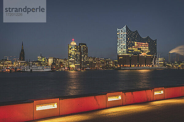 Deutschland  Hamburg  Stadtbild mit beleuchteter Elbphilharmonie bei Nacht