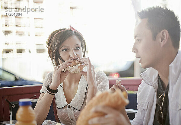 Ehepaar beim Mittagessen in einem Straßencafé