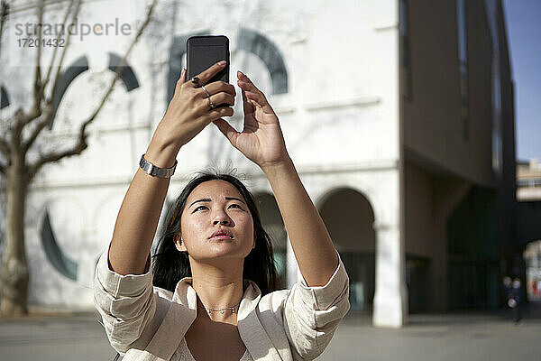 Schöne Frau nimmt Selfie durch Handy auf sonnigen Tag