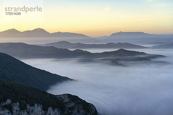 Nebel über den Bergen bei Sonnenaufgang in der Furlo-Schlucht  Marken  Italien