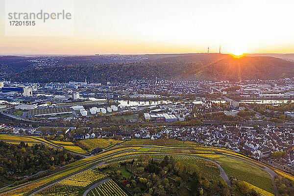 Deutschland  Baden Württemberg  Stuttgart  Luftaufnahme von Stadt und Weinbergen bei Sonnenuntergang im Herbst