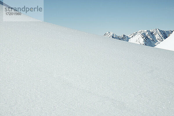 Verschneites Kreuzjoch an der Namloser Wetterspitze gegen den Himmel  Lechtaler Alpen  Tirol  Österreich