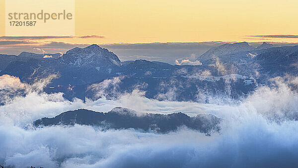 Berchtesgadener Alpen in der Morgendämmerung in Wolken gehüllt