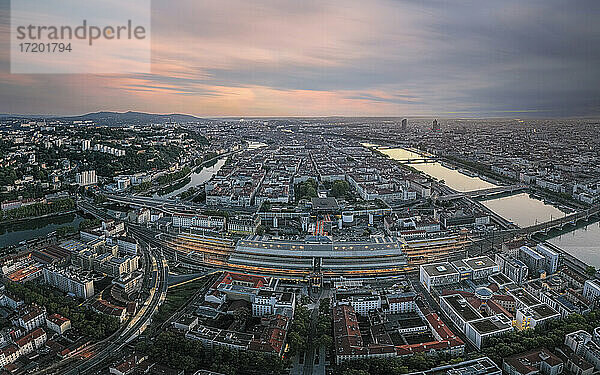 Frankreich  Auvergne-Rhone-Alpes  Lyon  Luftaufnahme des Stadtzentrums der Flussstadt in der Abenddämmerung