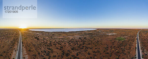 Australien  Südaustralien  Luftaufnahme des Stuart Highway und des Salzsees in der Lake Hart Area bei Sonnenuntergang