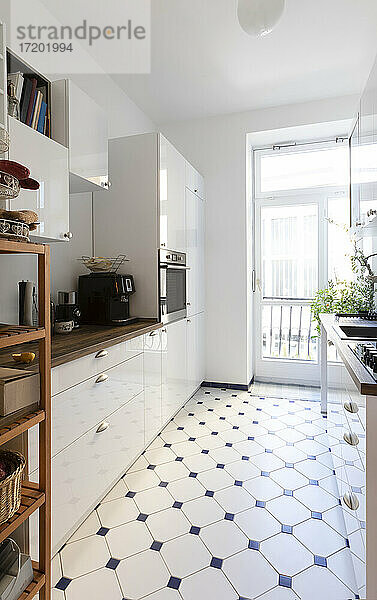 Moderne Küche mit gemustertem Bodenbelag zu Hause