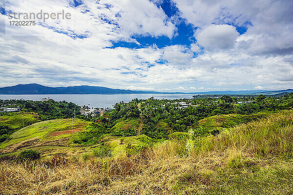 Papua-Neuguinea  Provinz Milne Bay  Alotau  Wolken über grasbewachsener Küstenlandschaft