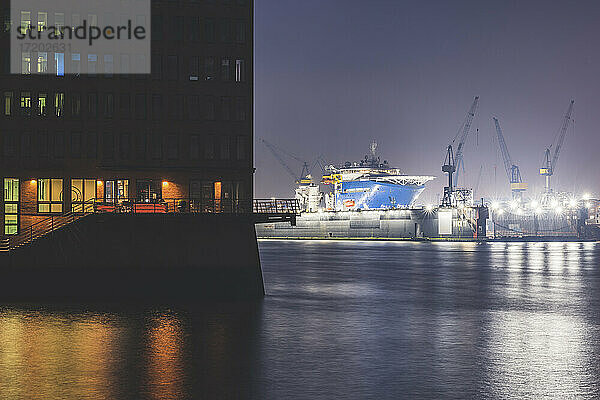 Deutschland  Hamburg  Hafen bei Nacht