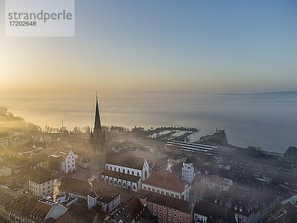 Deutschland  Baden-Württemberg  Radolfzell  Luftaufnahme von klarem Himmel über der Stadt am Bodenseeufer bei Sonnenaufgang