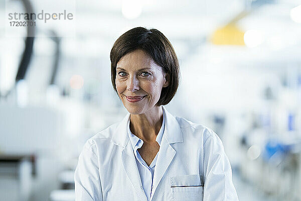 Lächelnde Wissenschaftlerin im Labor
