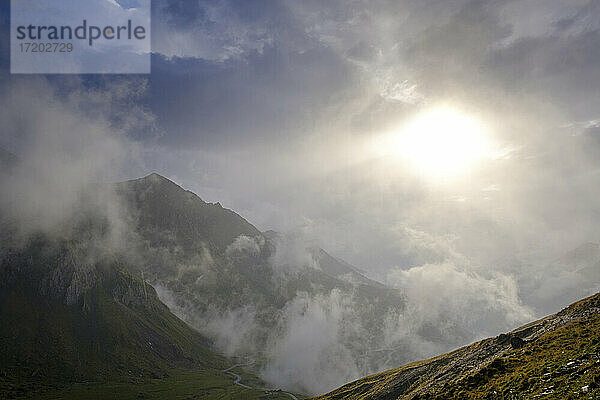 Dichter Nebel über dem Col du Tourmalet-Pass bei Sonnenaufgang  Frankreich