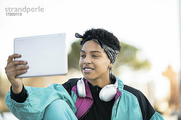 Coole junge Hipsterin mit digitalem Tablet