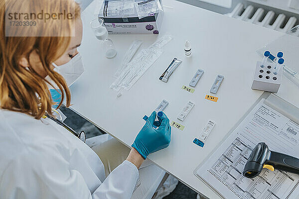 Sachkundige Prüfung medizinischer Proben auf Testkassetten im Untersuchungsraum