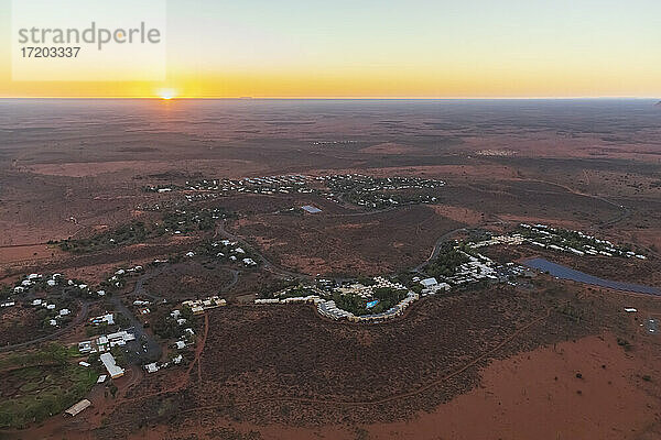 Australien  Northern Territory  Yulara  Luftaufnahme der Wüstenstadt im Uluru-Kata Tjuta National Park bei Sonnenaufgang