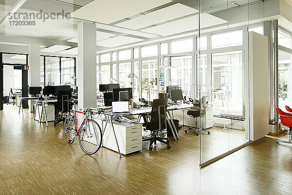 Fahrrad am Schreibtisch im Großraumbüro