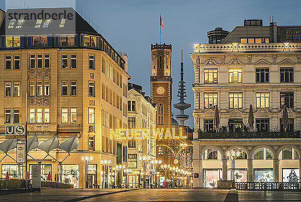 Deutschland  Hamburg  Weihnachtlich geschmückte und beleuchtete Innenstadt