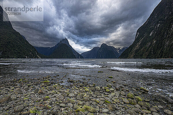 Neuseeland  Fiordland  Gewitterwolken über der malerischen Küstenlinie des Milford Sound