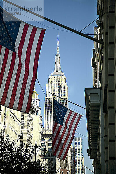 USA  New York  New York City  amerikanische Flaggen hängen am Empire State Building