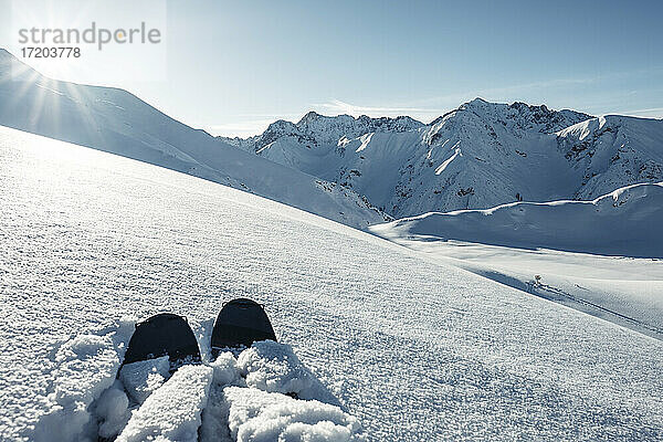 Skier auf einem verschneiten Berg an einem sonnigen Tag  Lechtaler Alpen  Tirol  Österreich