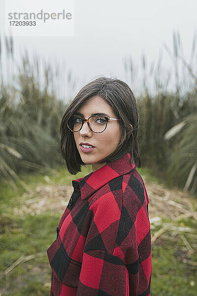 Junge Frau mit Brille auf einem landwirtschaftlichen Feld