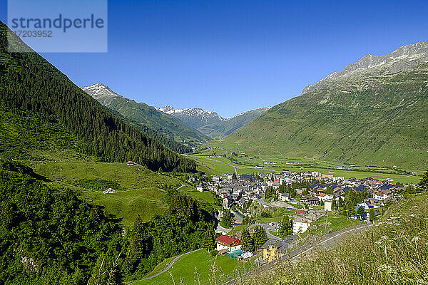 Schweiz  Uri  Andermatt  Dorf in sommerlicher Berglandschaft