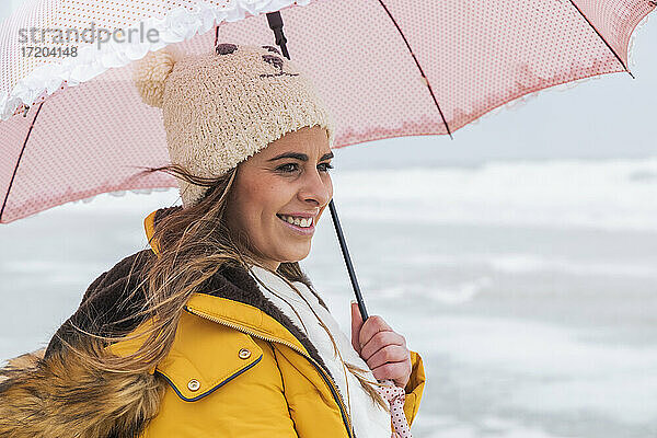 Porträt einer jungen Frau im Freien mit Regenschirm in den Händen