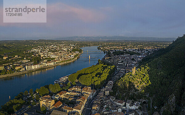 Frankreich  Tournon Sur Rhone  Stadtbild mit Fluss bei Sonnenuntergang