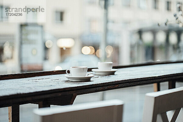 Kaffeetasse auf dem Tisch eines Cafés