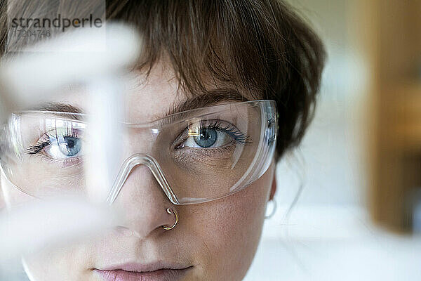 Nahaufnahme einer Technikerin mit Brille bei der Arbeit in einem Labor