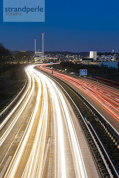 Deutschland  Baden-Württemberg  Sindelfingen  Fahrzeug-Lichtspuren auf der A 81 bei Nacht