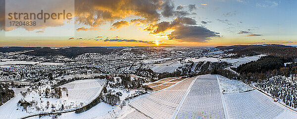 Deutschland  Baden Württemberg  Remstal  Luftaufnahme einer winterlichen Berglandschaft bei Sonnenaufgang