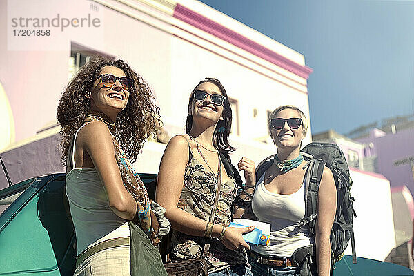 Freundinnen mit Rucksäcken in der Stadt an einem sonnigen Tag  Malaienviertel  Kapstadt  Südafrika