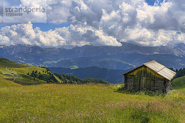 Dramatische Wolken über einer einsamen Hütte in der Geislergruppe im Sommer