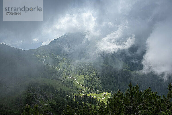 Wolken über einem bewaldeten Tal zwischen Schneibstein und Königsbergalm