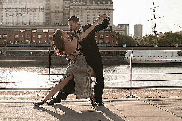 Tangotänzer und -tänzerinnen üben im Sommer auf der Seebrücke