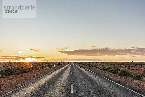 Australien  Südaustralien  Stuart Highway bei Sonnenuntergang