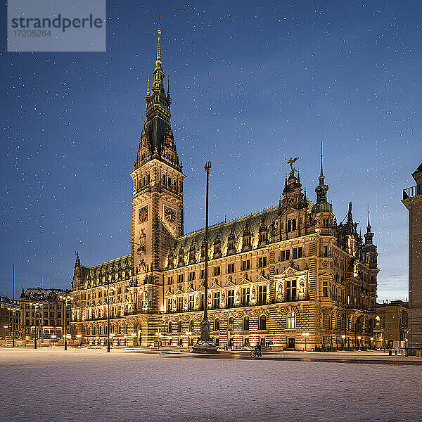 Deutschland  Hamburg  Hamburger Rathaus in der Abenddämmerung