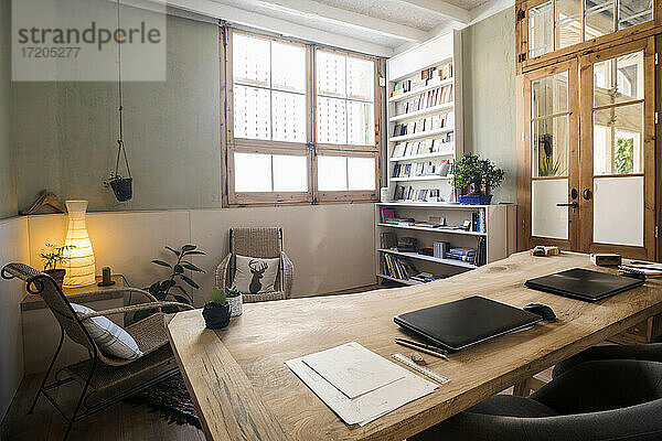 Leeres Büro mit Laptops auf dem Tisch in der Werkstatt